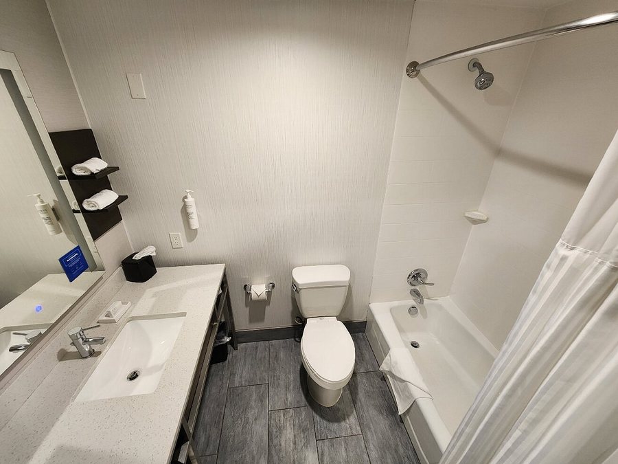 Hilton Garden Inn Tulsa Midtown — Bathroom