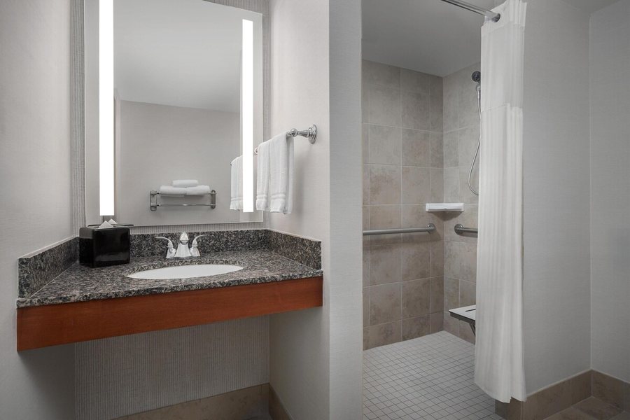 Hilton Garden Inn Tyler — Bathroom