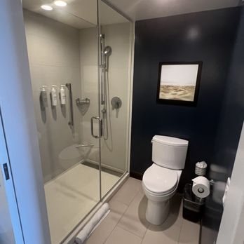 Hilton Garden Inn Waikiki Beach Honolulu Oahu Hawaii — Bathroom