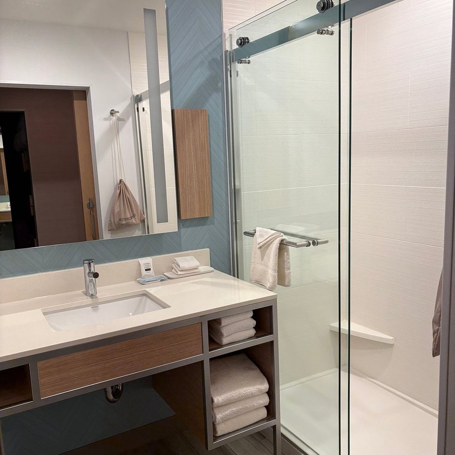 Hilton Garden Inn Walnut Creek — Bathroom