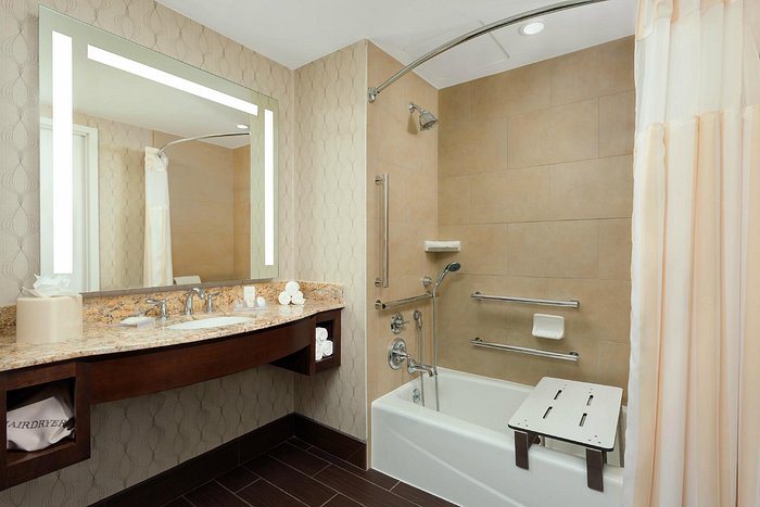 Hilton Garden Inn Washington DC Georgetown Area — Bathroom