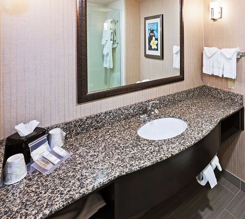 Hilton Garden Inn West Little Rock — Bathroom