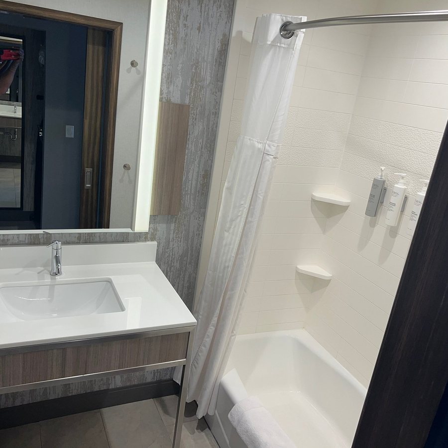 Hilton Garden Inn Wichita Downtown — Bathroom
