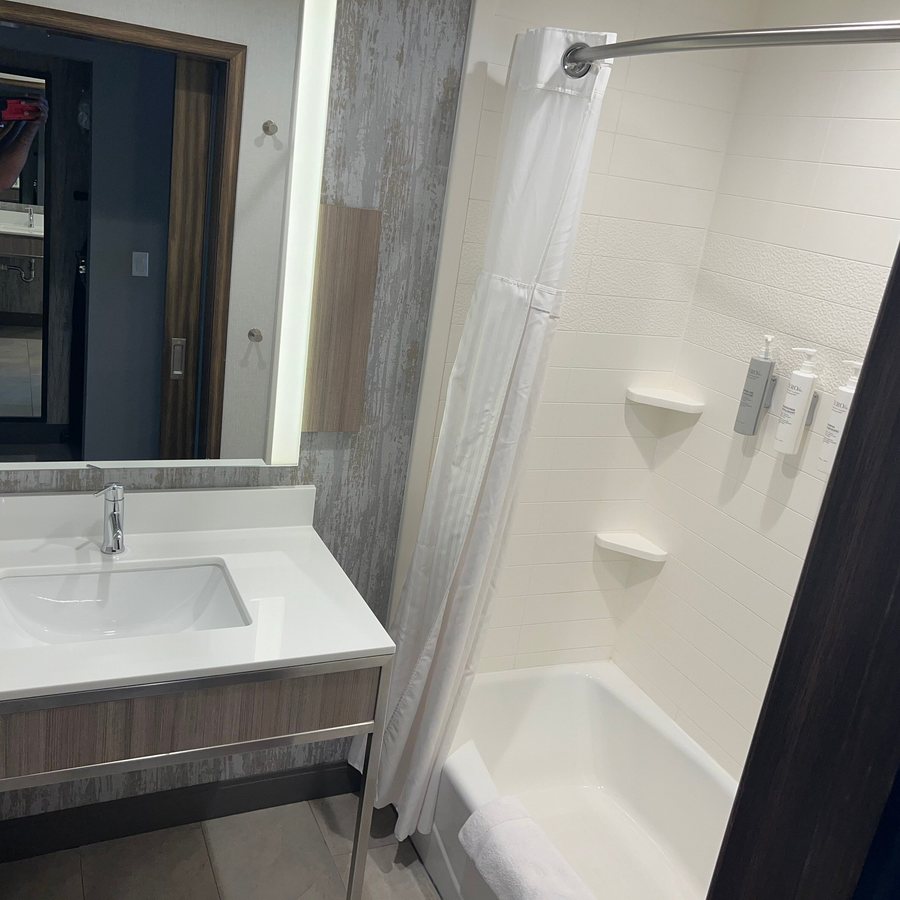 Hilton Garden Inn Wichita — Bathroom