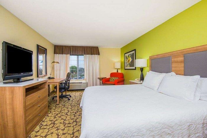 Hilton Garden Inn Wichita — Guest room