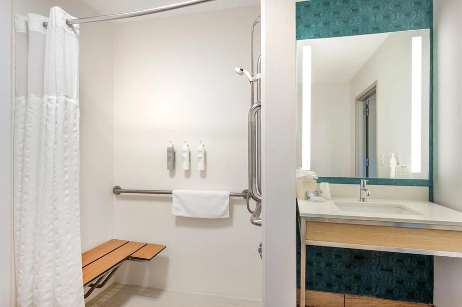 Hilton Garden Inn Wisconsin Dells — Bathroom