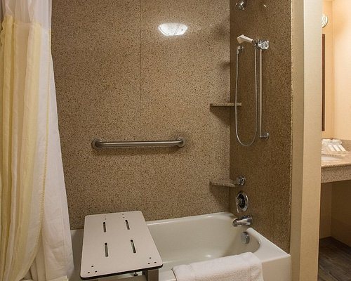 Hilton Garden Inn Wooster — Bathroom