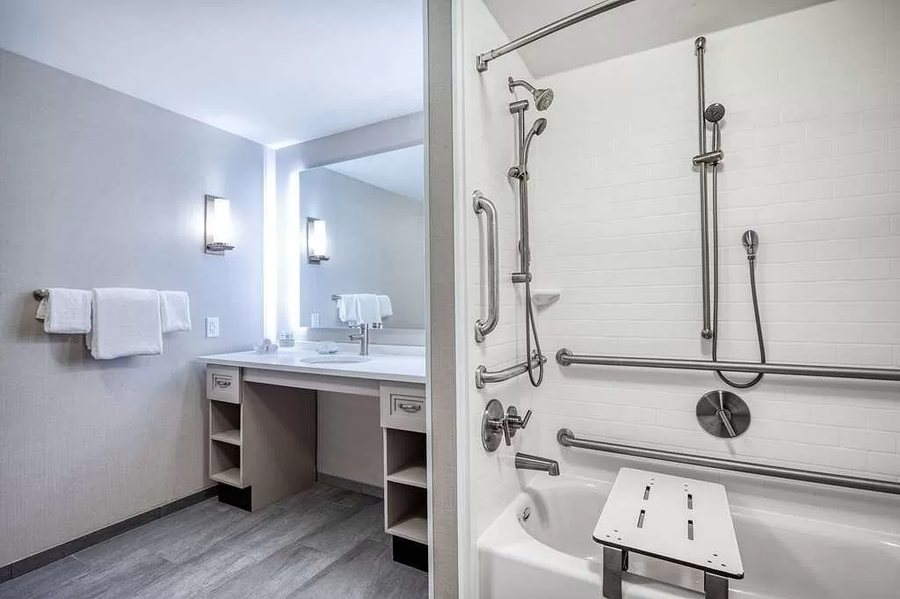 Hilton Garden Inn Worcester — Bathroom