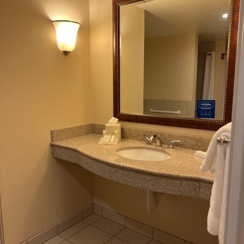 Hilton Garden Inn Yakima Downtown — Bathroom