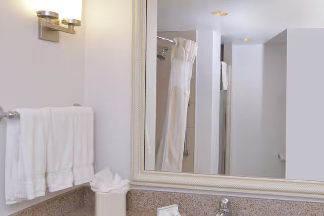 Hilton Garden Inn Yuma Pivot Point — Bathroom