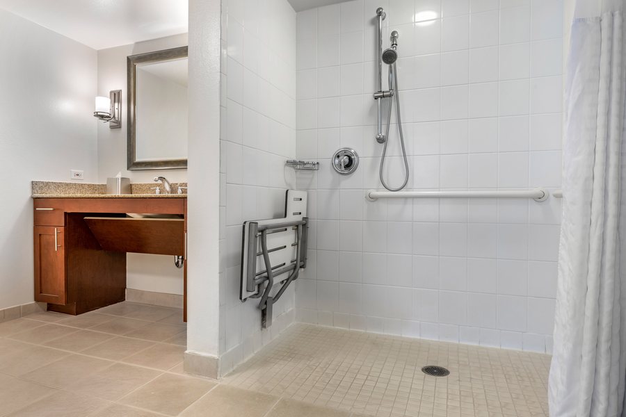 Hilton Grand Vacations Club At Hilton Hawaiian Village — Bathroom
