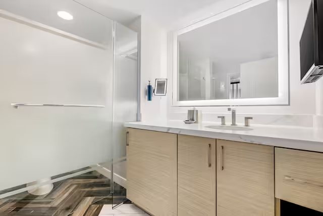 Hilton Grand Vacations Club Elara Center Strip Las Vegas — Bathroom