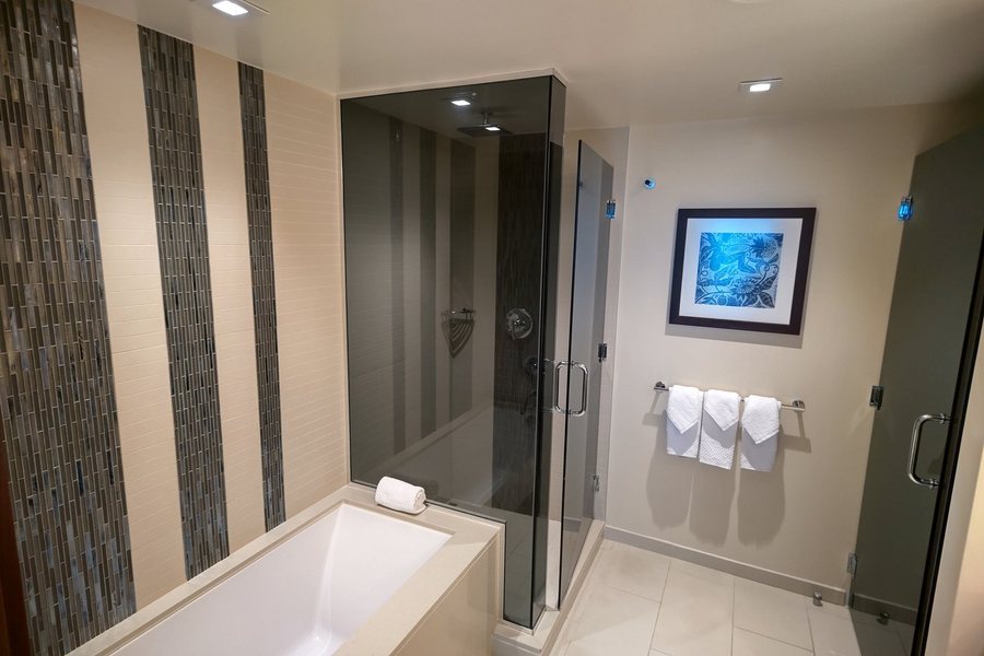 Hilton Grand Vacations Club Grand Waikikian Honolulu — Bathroom