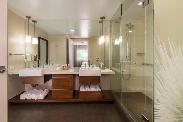 Hilton Grand Vacations Club Kings Land Waikoloa — Bathroom