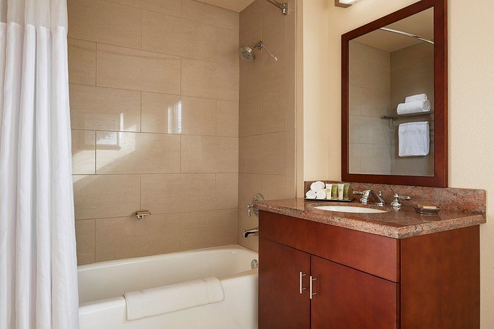 Hilton Grand Vacations Club MarBrisa Carlsbad — Bathroom