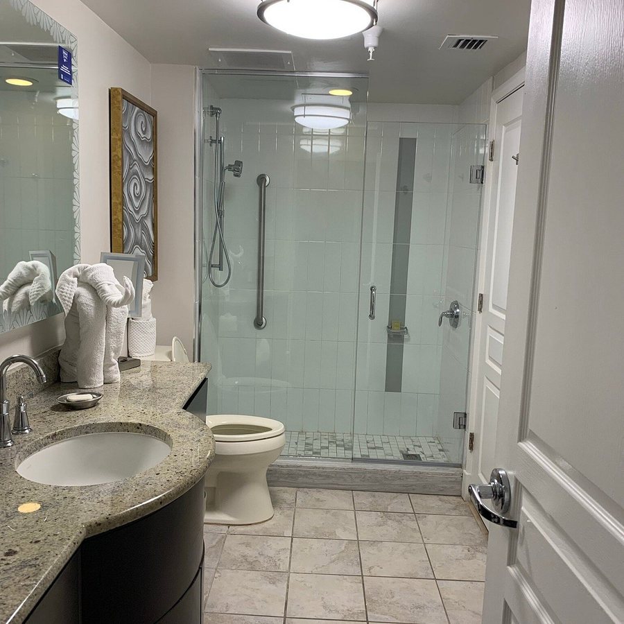 Hilton Grand Vacations Club McAlpin Ocean Plaza Miami Miami Beach Florida — Bathroom