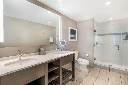 Hilton Grand Vacations Club Ocean 22 Myrtle Beach — Bathroom