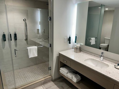 Hilton Grand Vacations Club Ocean Enclave Myrtle Beach — Bathroom