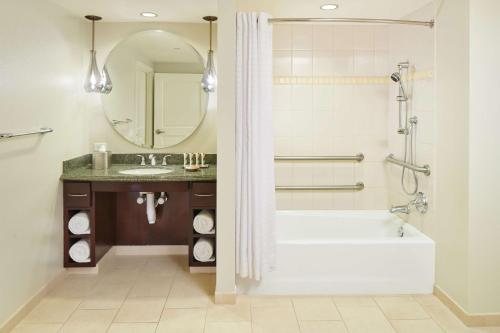 Hilton Grand Vacations Club The Grand Islander Waikiki Honolulu — Bathroom