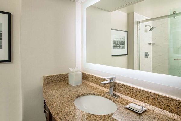 Hilton Greenville — Bathroom