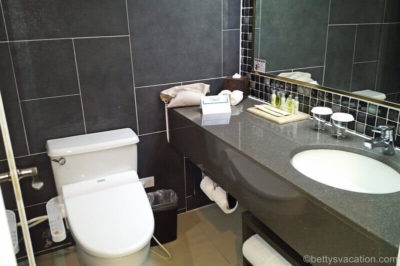 Hilton Guam Resort Spa — Bathroom