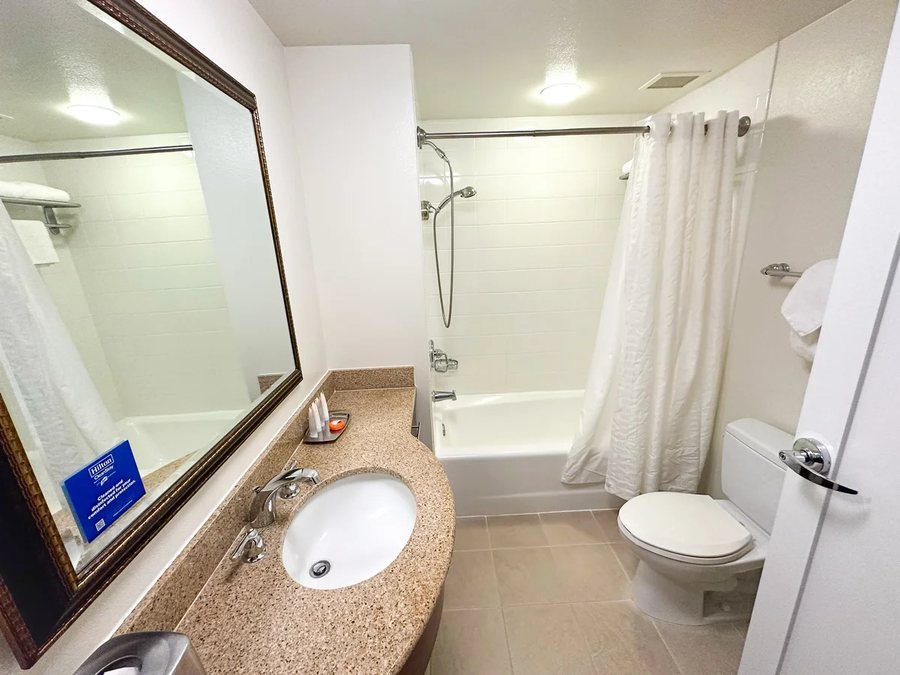 Hilton Hawaiian Village Waikiki Beach Resort Honolulu Oahu Hawaii — Bathroom