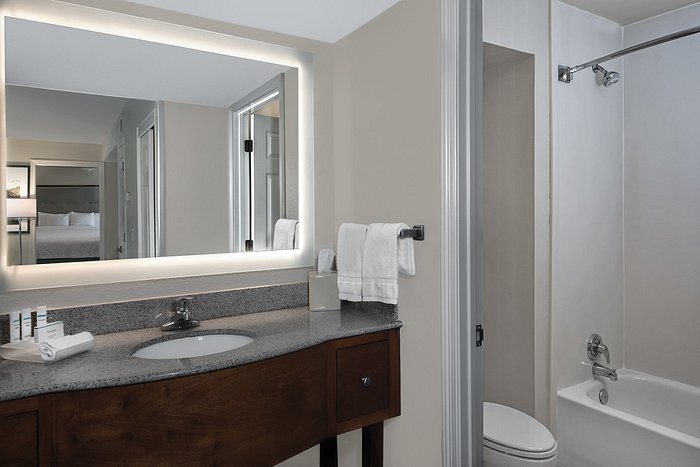 Hilton Houston Nasa Clear Lake — Bathroom