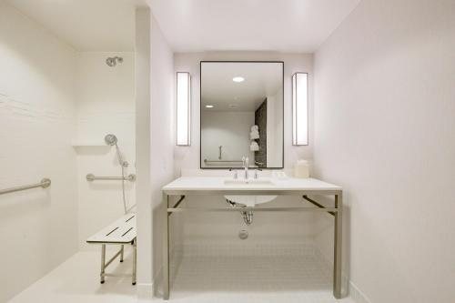 Hilton Houston North — Bathroom