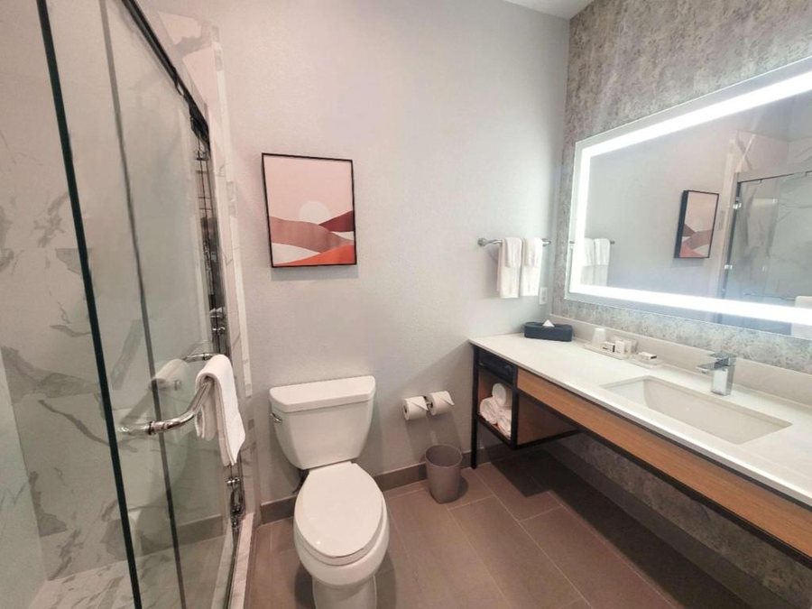 Hilton Houston Westchase — Bathroom