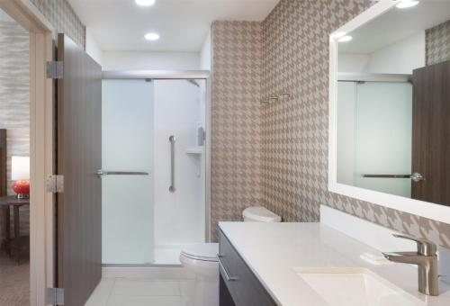 Hilton Jackson — Bathroom