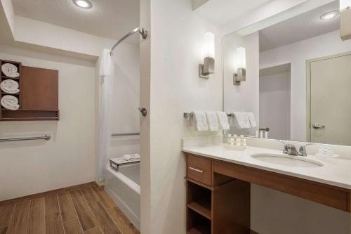 Hilton Kansas City Airport — Bathroom