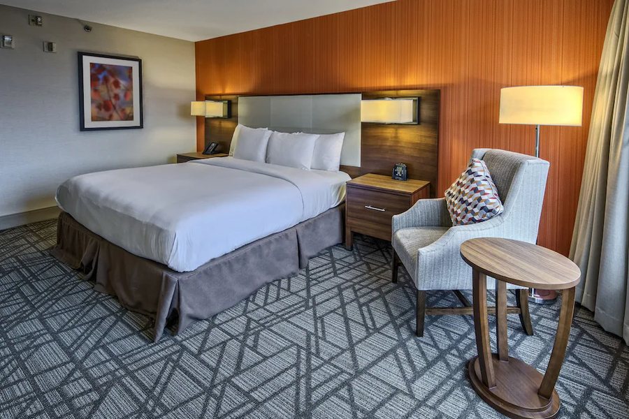 Hilton Knoxville Airport — Guest room