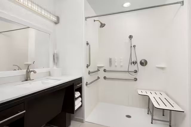 Hilton Knoxville — Bathroom