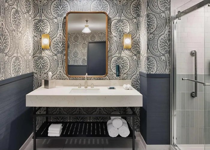 Hilton Lexington Downtown — Bathroom