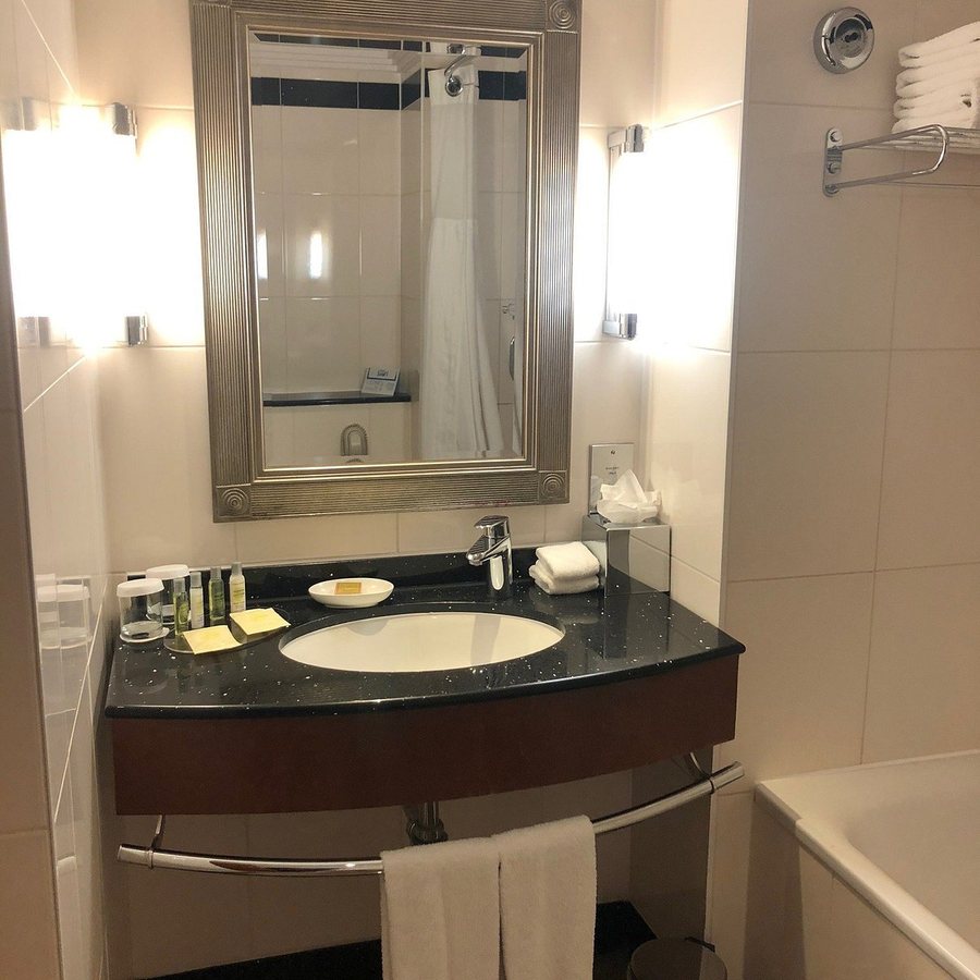 Hilton London Paddington — Bathroom