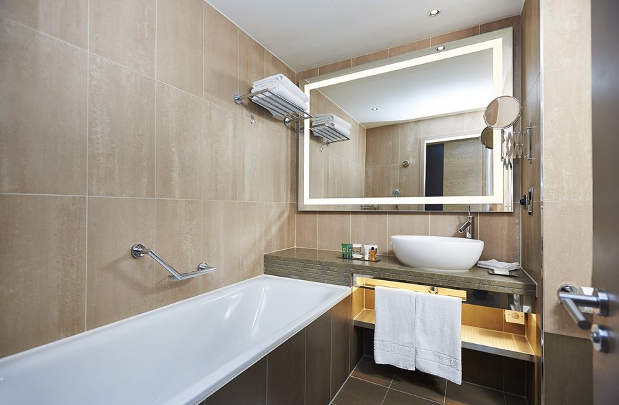 Hilton London Tower Bridge — Bathroom