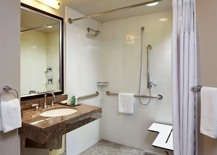 Hilton Long Beach — Bathroom