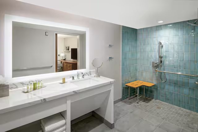 Hilton Los Angeles Culver City — Bathroom