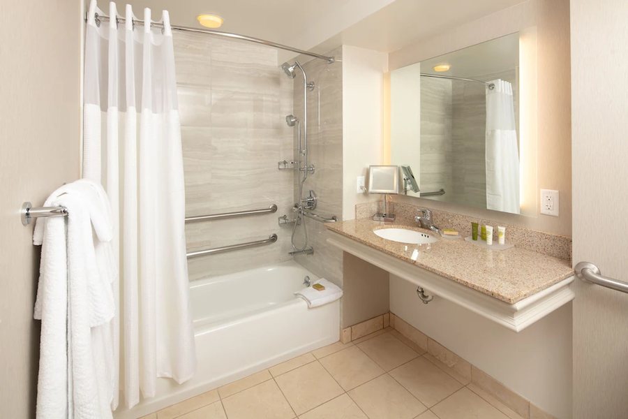 Hilton Madison Monona Terrace — Bathroom