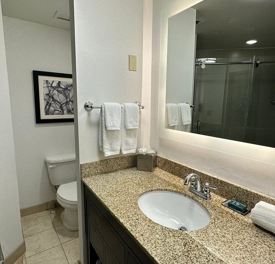 Hilton Melbourne FL — Bathroom