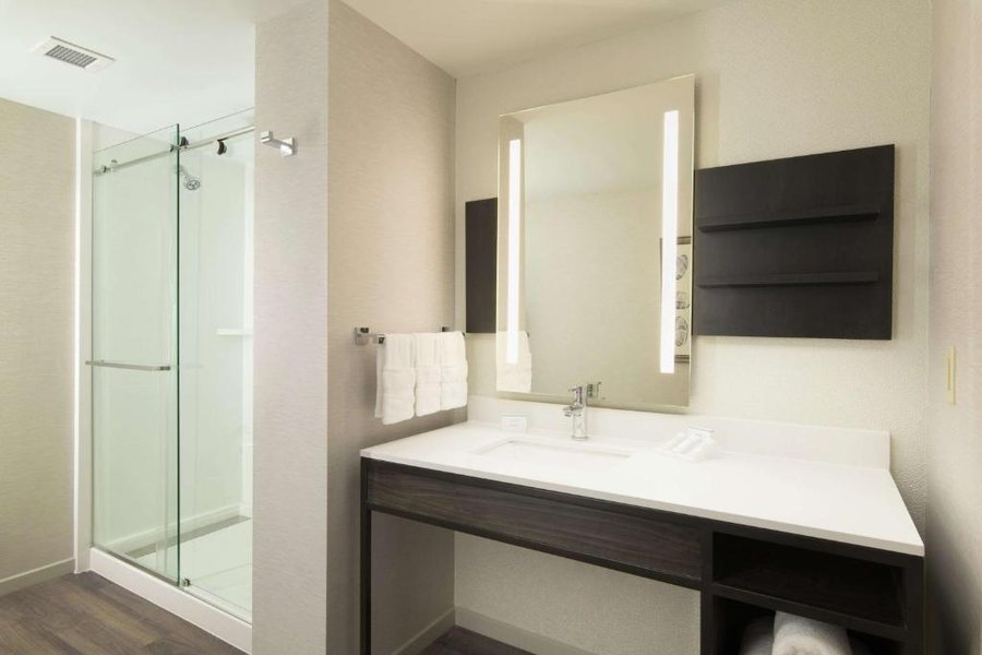 Hilton Memphis — Bathroom