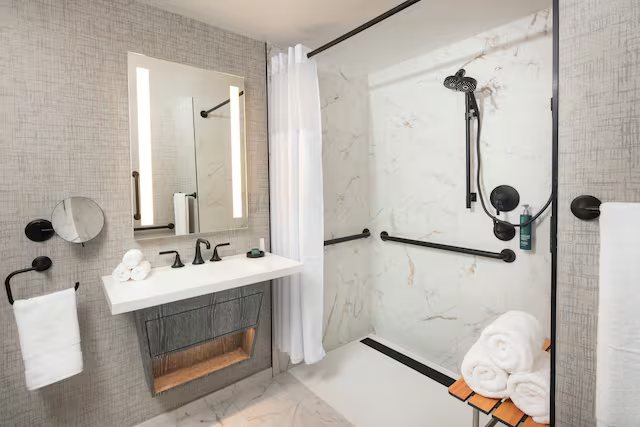 Hilton Milwaukee — Bathroom