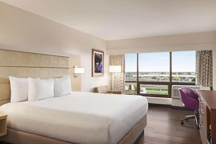 Hilton New Orleans Airport — Guest room