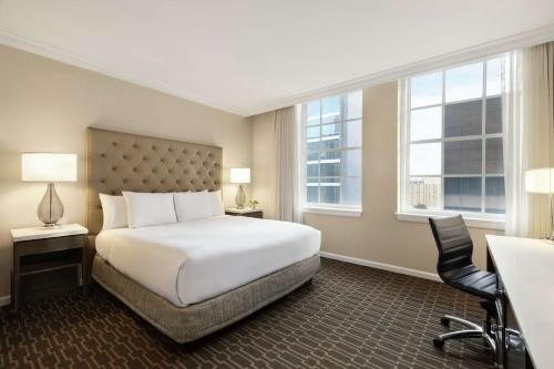 Hilton New Orleans St Charles Avenue — Guest room