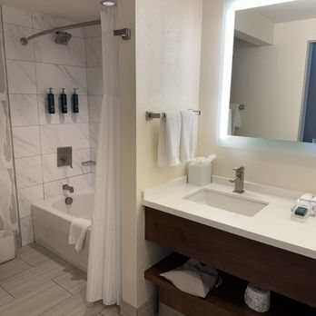 Hilton Norfolk The Main — Bathroom