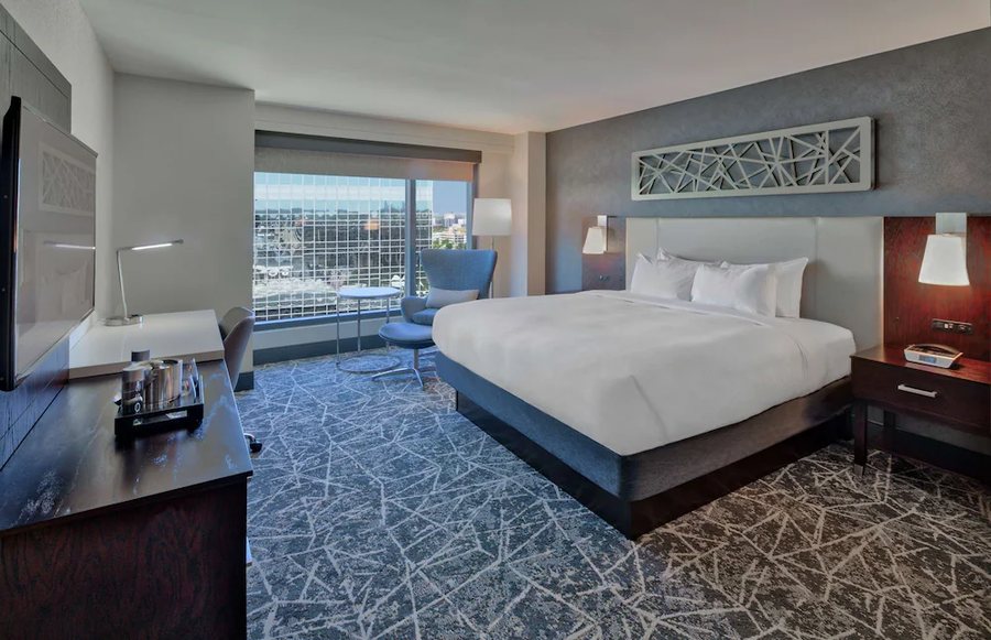 Hilton Norfolk The Main — Guest room