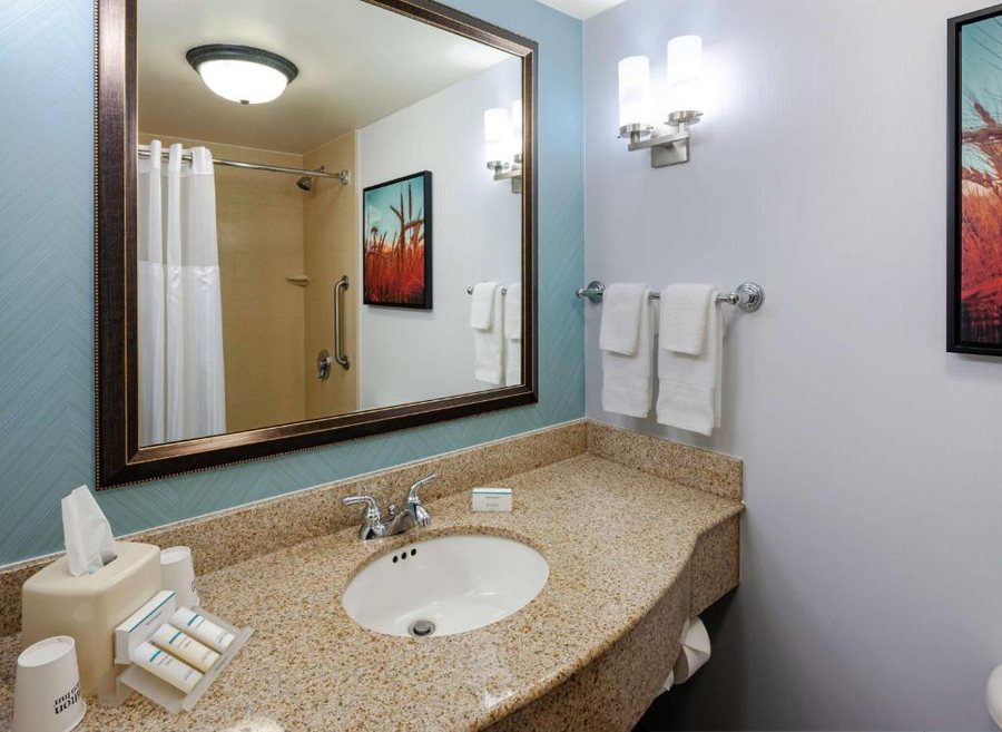 Hilton Omaha — Bathroom