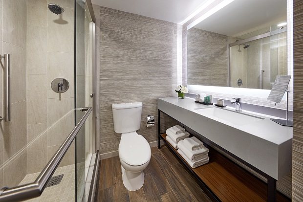 Hilton Pasadena — Bathroom