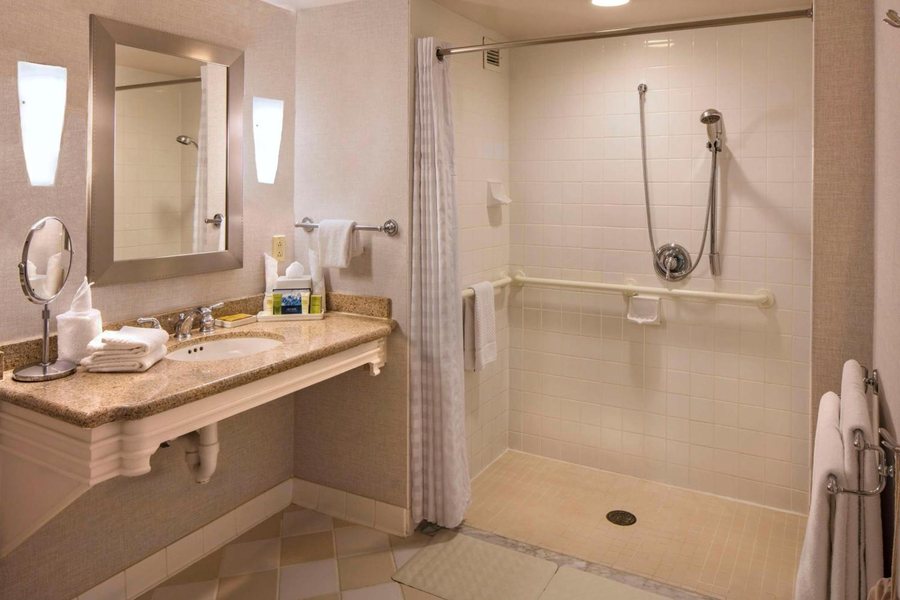 Hilton Philadelphia At Penn s Landing — Bathroom