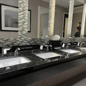Hilton Philadelphia City Avenue — Bathroom